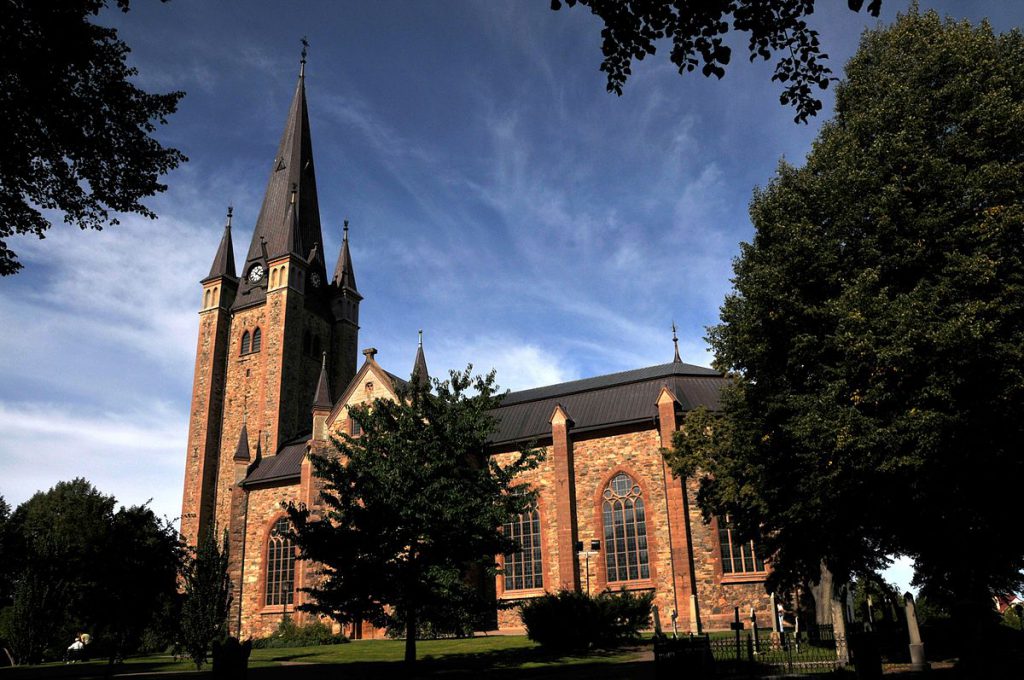 1200px-Schweden-Mariestad-Dom-Südseite